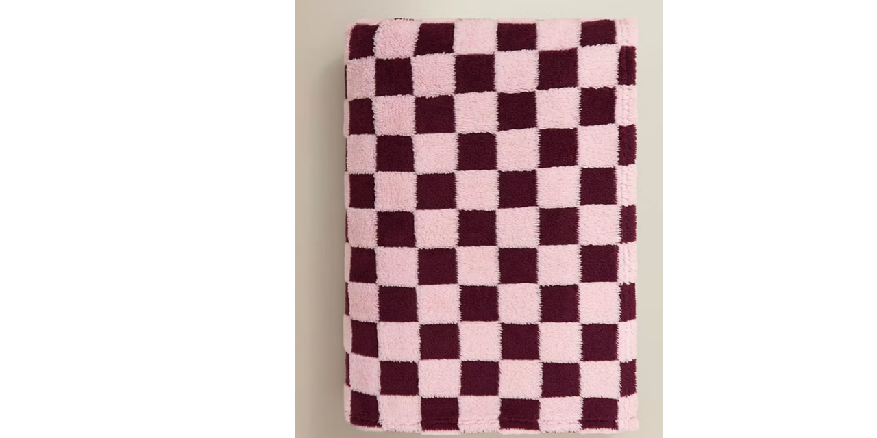 Burgundy and Pink Blanket Trend for Autumn Interiors Burgundy and Pink Blanket Trend for Autumn Interiors